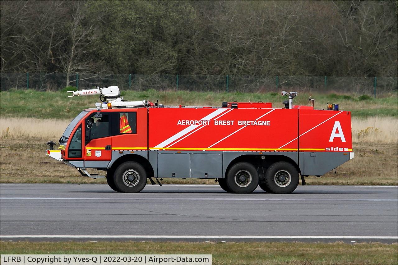 Brest Bretagne airport, Control runway, Brest-Bretagne airport (LFRB-BES), photo by Yves-Q