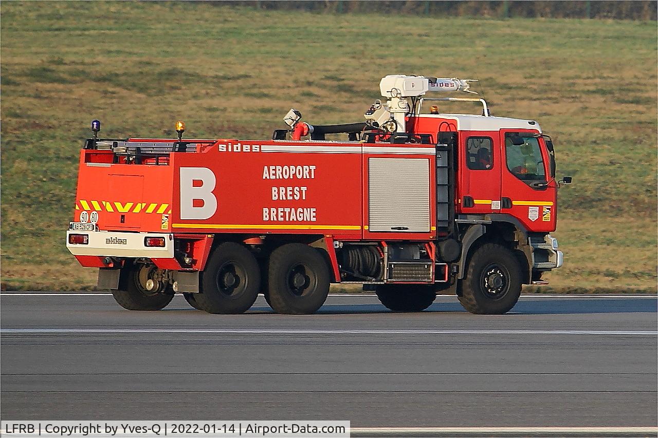 Brest Bretagne airport, Control runway, Brest-Bretagne airport (LFRB-BES), photo by Yves-Q