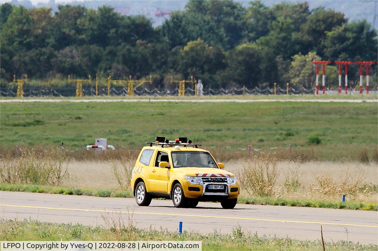 Paris-Orly Airport, Animal risk prevention, Paris-Orly airport (LFPO-ORY), photo by Yves-Q