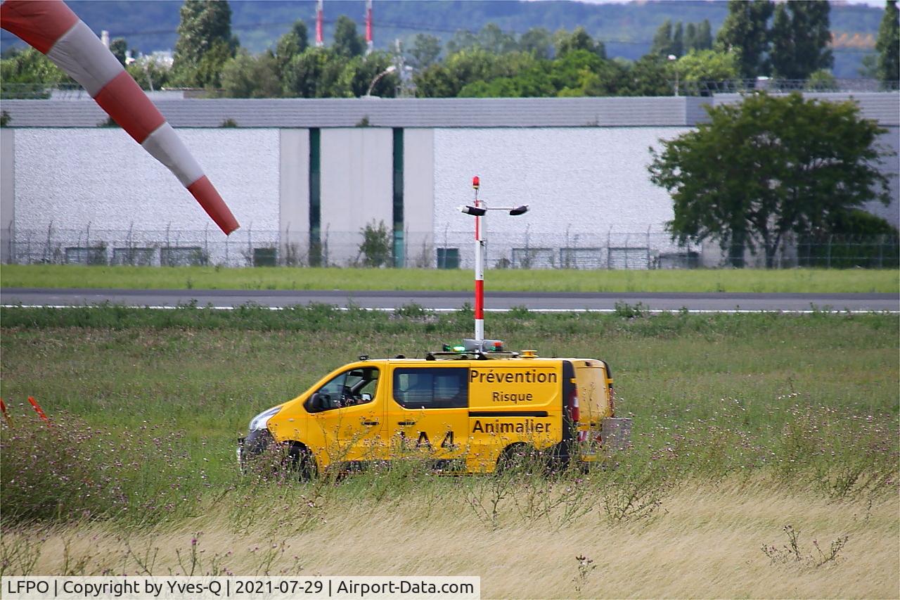 Paris-Orly Airport, Animal risk prevention, Paris-Orly airport (LFPO-ORY), photo by Yves-Q
