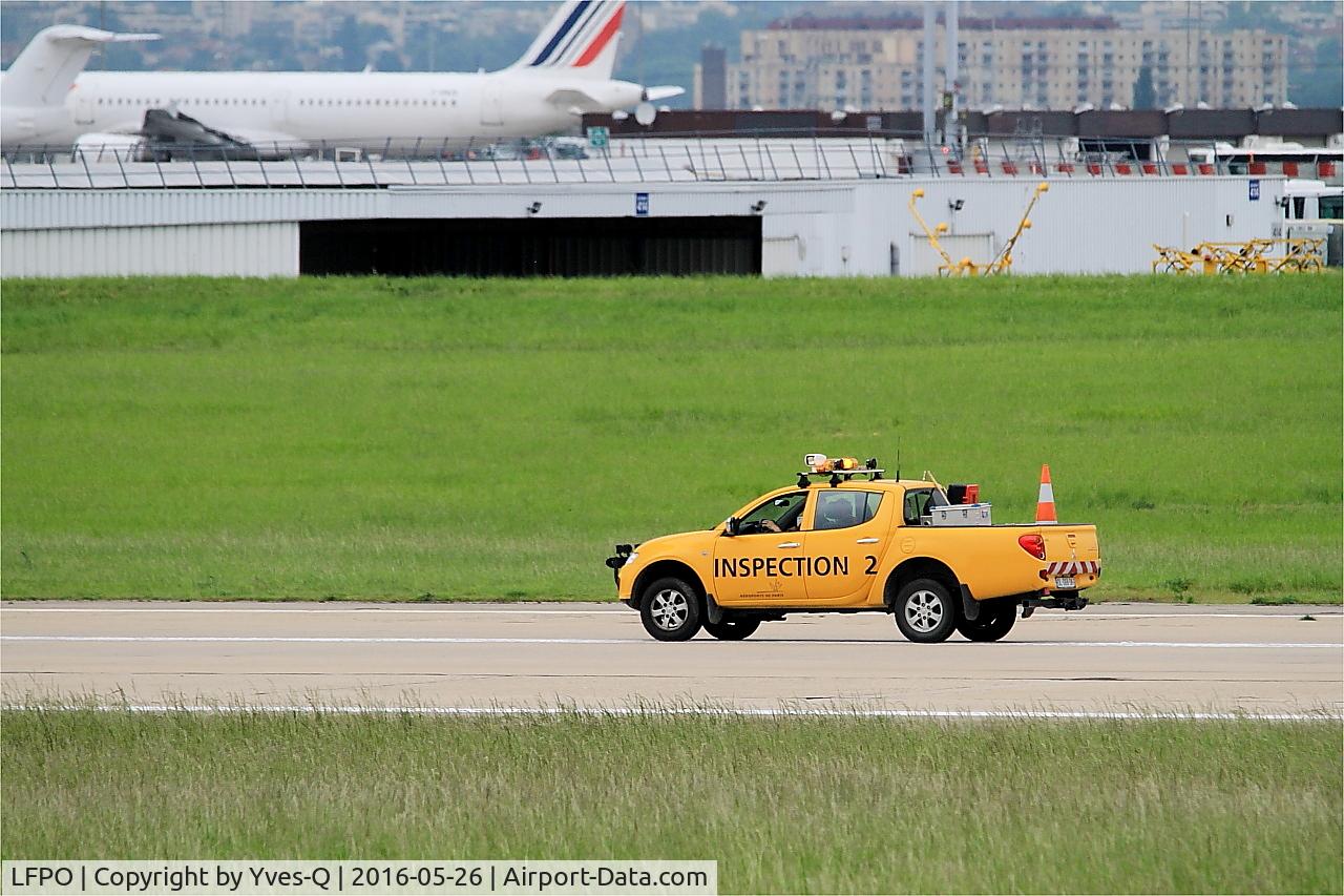 Paris-Orly Airport, Animal risk prevention, Paris-Orly airport (LFPO-ORY), photo by Yves-Q