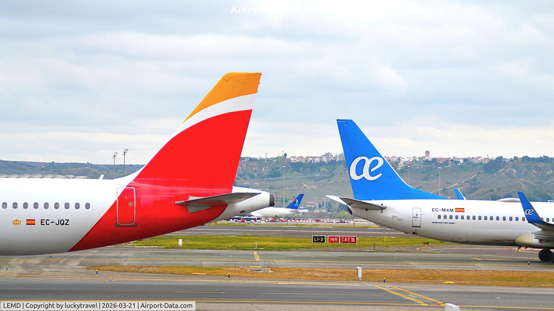 Adolfo Suárez Madrid–Barajas Airport, Iberia A321-200 and Air Europa B737-800 tail to tail, photo by luckytravel