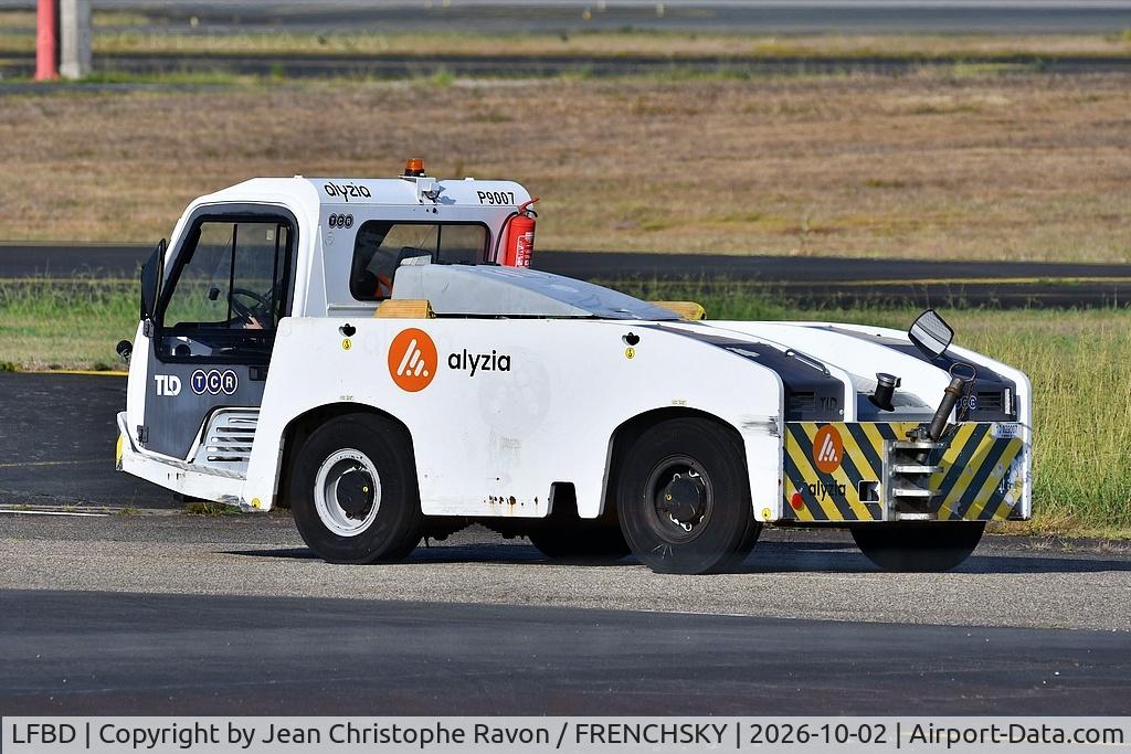 Bordeaux–Mérignac Airport, TLD tractor, photo by Jean Christophe Ravon / FRENCHSKY